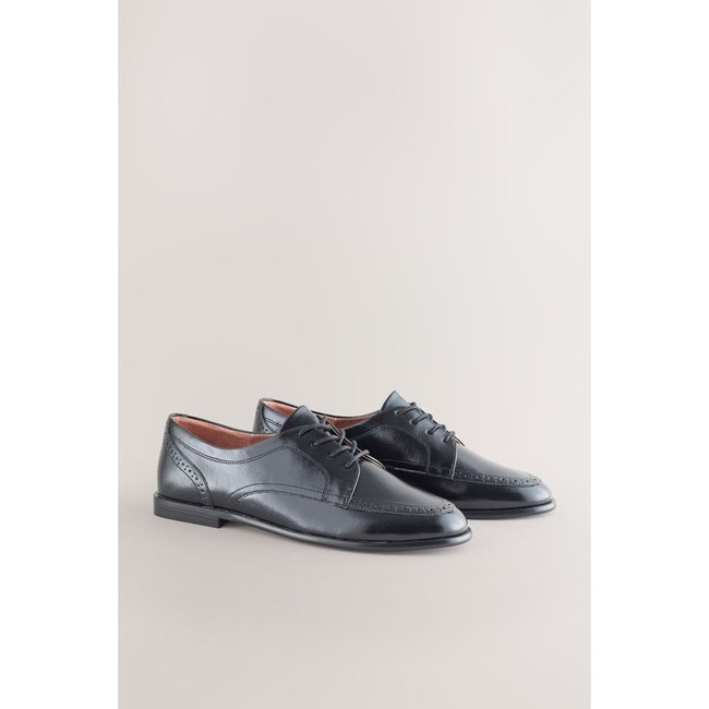 Chaussures rondes et lacets noir <span itemprop=