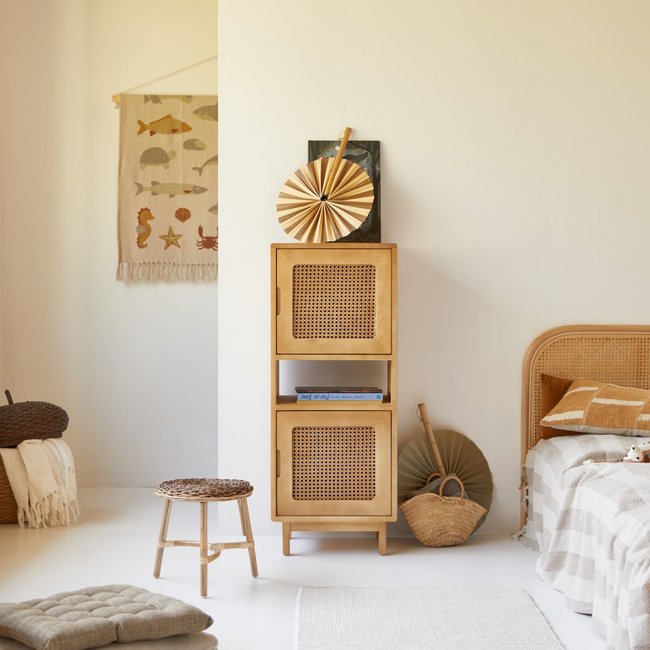 Bibliothèque basse enfant en orme massif et cannage LUIS Couleur naturel <span itemprop=