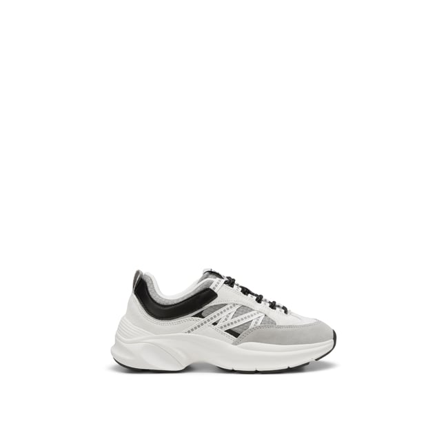 Baskets en cuir de vache et mesh blanc <span itemprop=