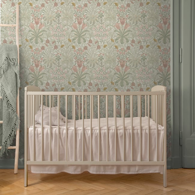 Papier peint fleuri Woodland Weeds Peony & Sage Couleur vert clair, rose, ocre <span itemprop=