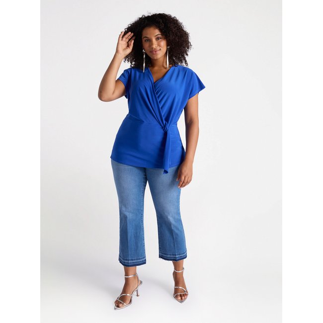 Jean cropped jambe droite, avec surpiqûres ton sur ton bleu <span itemprop=