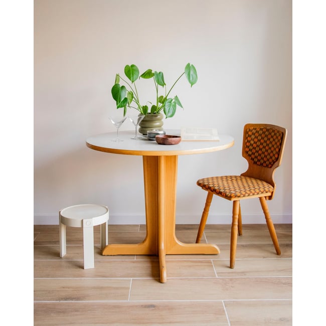Table à manger en formica et piétement en bois Karla N°1269 - Bon état Couleur bois clair <span itemprop=