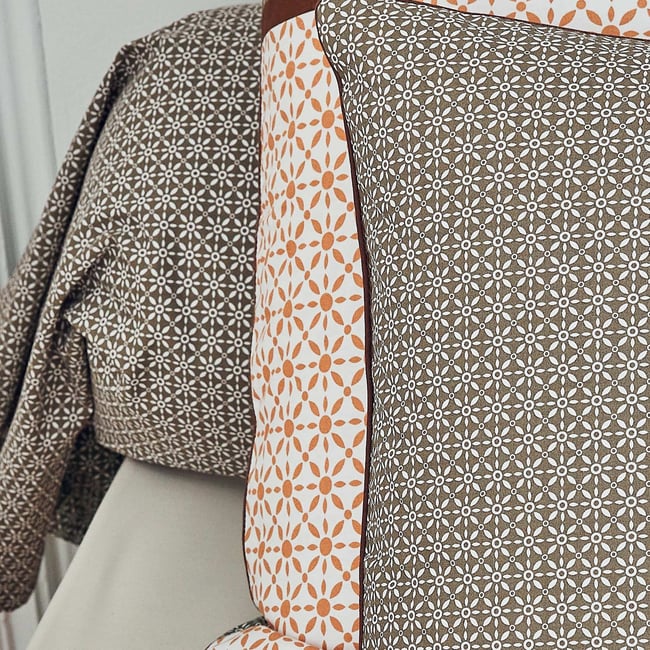 Taie de traversin en percale au style graphique beige foncé <span itemprop=