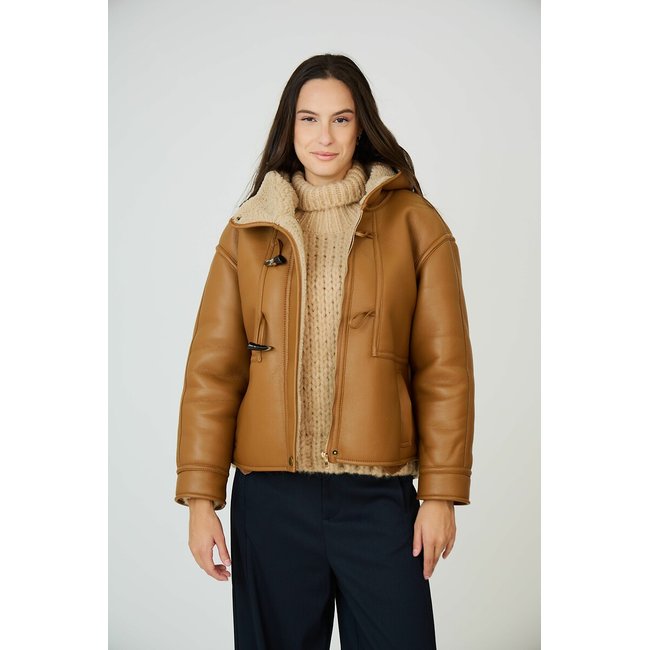 Blouson en simili col montant camel <span itemprop=