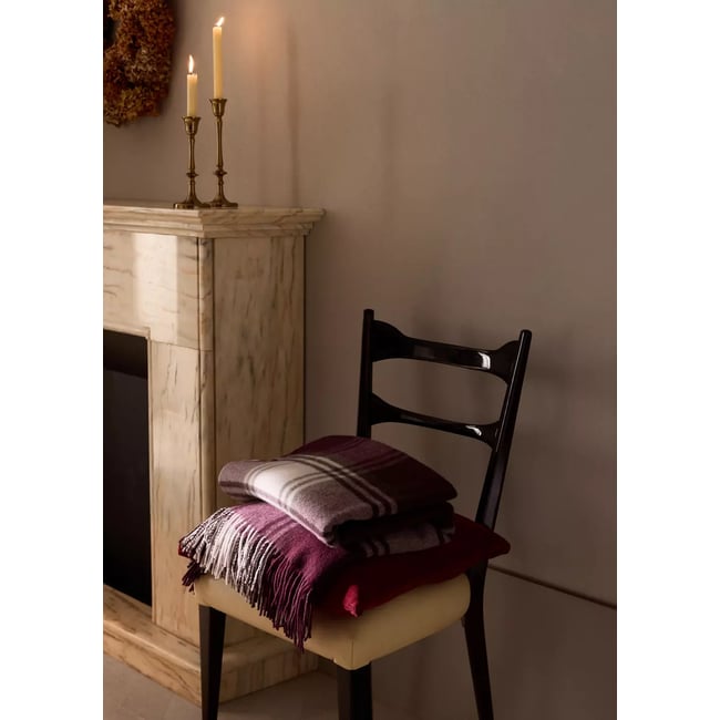Couverture laine à carreaux rouge <span itemprop=