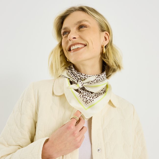 Foulard carré léopard beige <span itemprop=