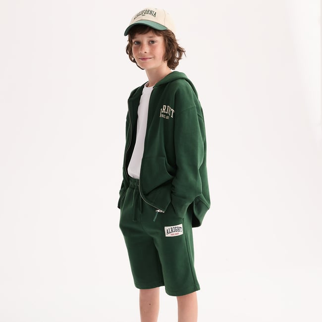 Ensemble 2 pièces, sweat zippé à capuche et bermuda, en molleton vert <span itemprop=