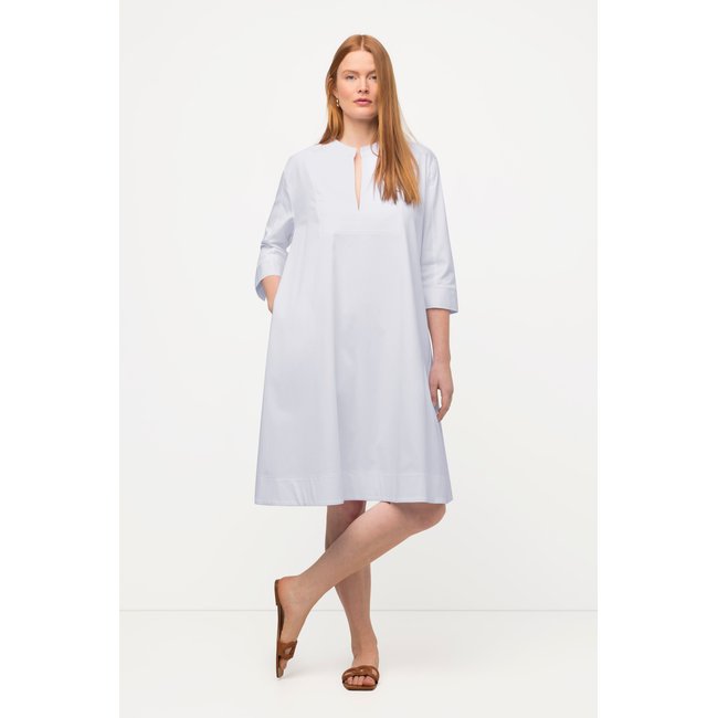 Robe avec poches. Silhouette en blanc cassé <span itemprop=