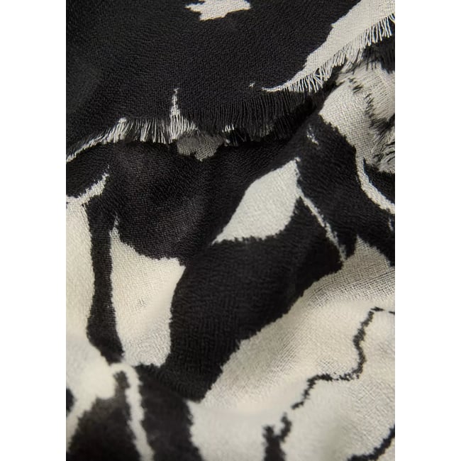 Foulard imprimé à finitions effilochées - MANGO