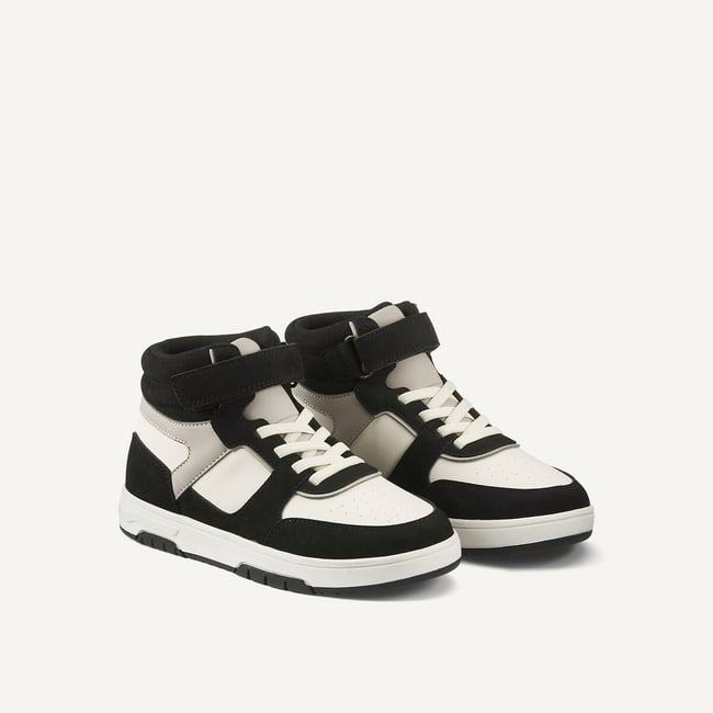 Baskets montantes bicolores à lacets élastiqués noir <span itemprop=
