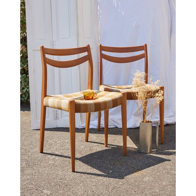 Paire de chaises au design scandinave Alma N°1743 - Bon état Couleur bois clair <span itemprop=