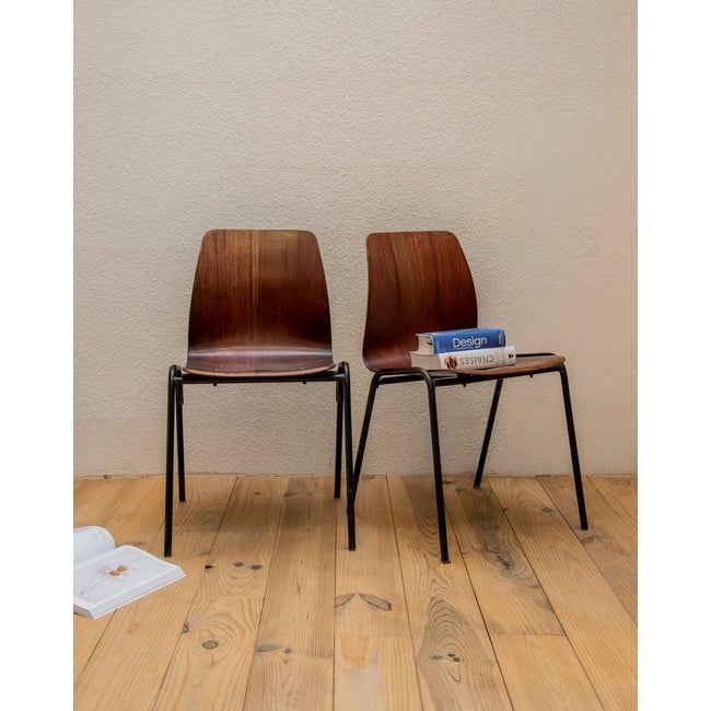 Paire de chaises en contreplaqué foncé Alma N°2105 - Bon état Couleur bois foncé <span itemprop=