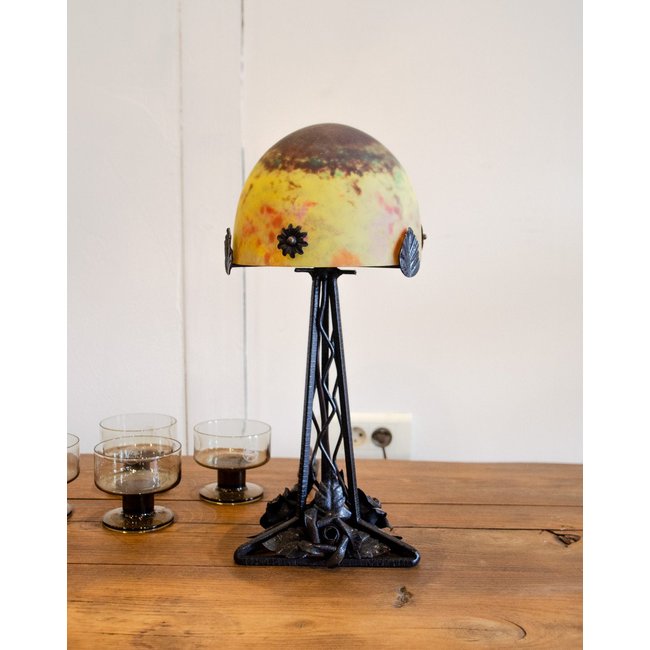 Lampe Daum en fer forgé et pâte de verre Julia N°930 - Bon état Couleur noir <span itemprop=