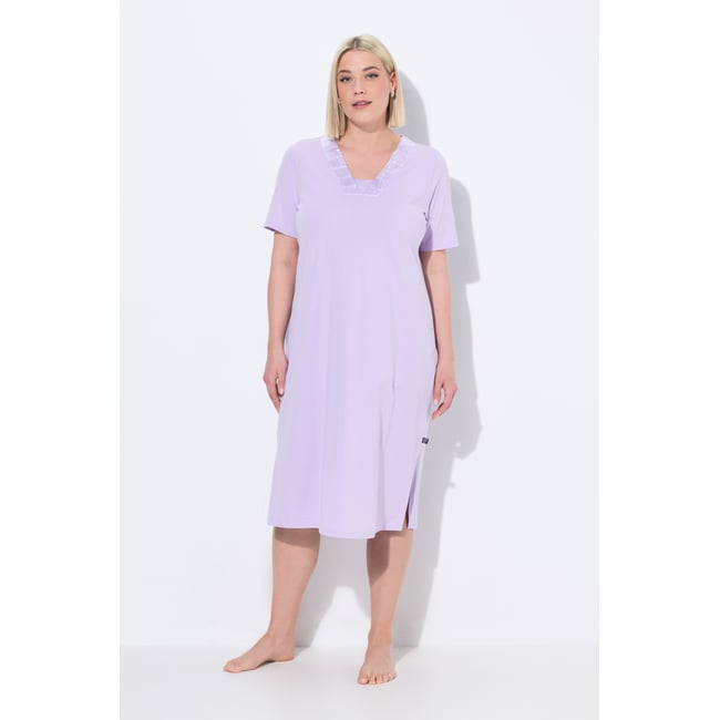 Chemise de nuit. Décolleté V et lavande tendre <span itemprop=