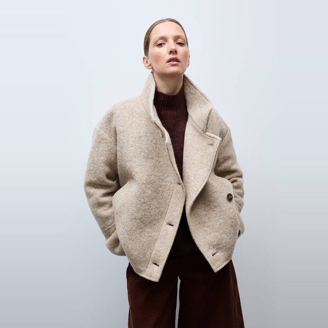 Manteau court croisé contenant de la laine pleurote <span itemprop=
