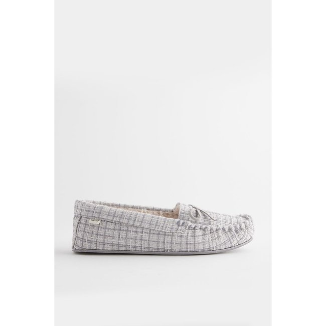 Chaussons style mocassins à enfiler gris/argent à carreaux <span itemprop=