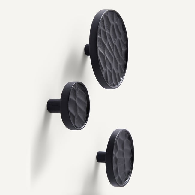 Lot de 3 patères en chêne teinté, HANGO chêne teinté noir <span itemprop=
