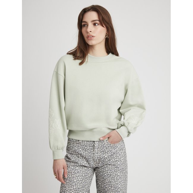 Sweat brodé manches vert clair <span itemprop=