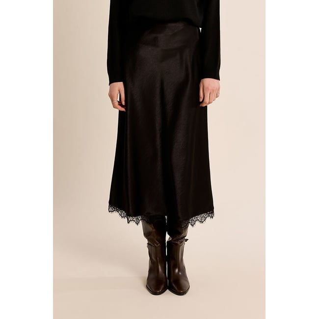 Jupe longue satinée, détail broderie noir <span itemprop=