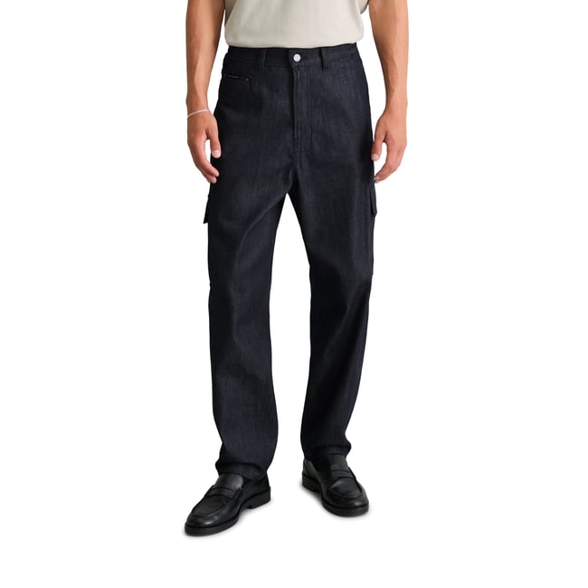 Jean cargo modèle Isak, coupe large, fuselée et raccourcie réalisé avec Orange Fiber bleu <span itemprop=