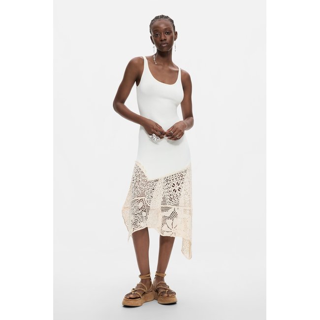 Robe asymétrique en crochet beige <span itemprop=