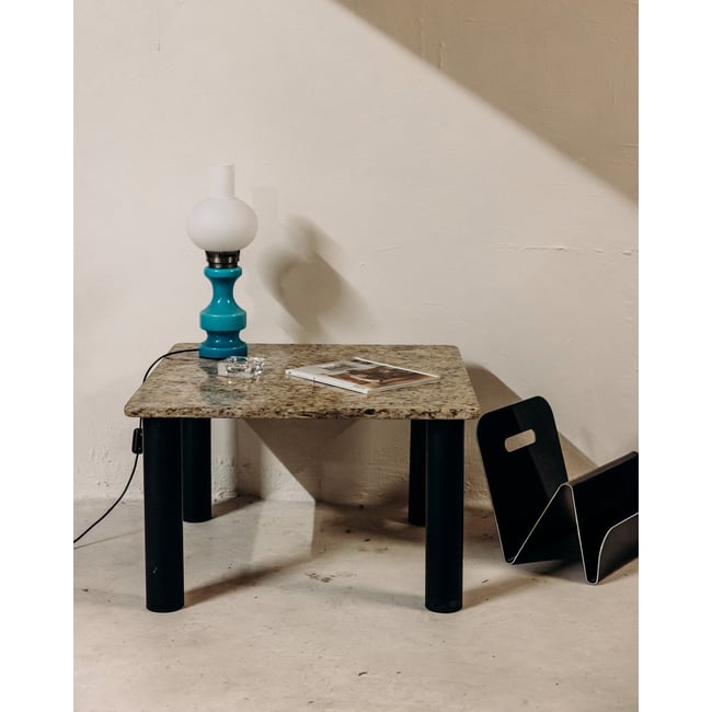 Table basse en granite et métal Marie-Pierre N°95 - Bon état Couleur beige <span itemprop=