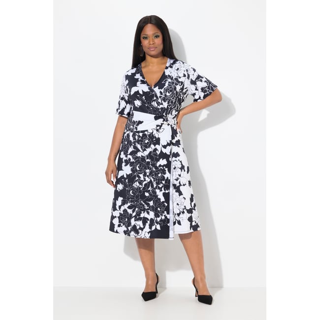 Robe au tombé fluide. Imprimé à noir <span itemprop=