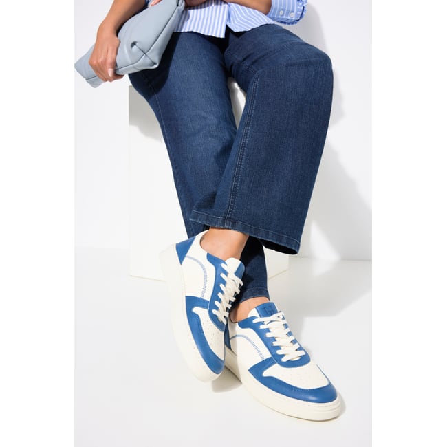 Sneakers en cuir, empiècements colorés , pied large marine multicolore <span itemprop=