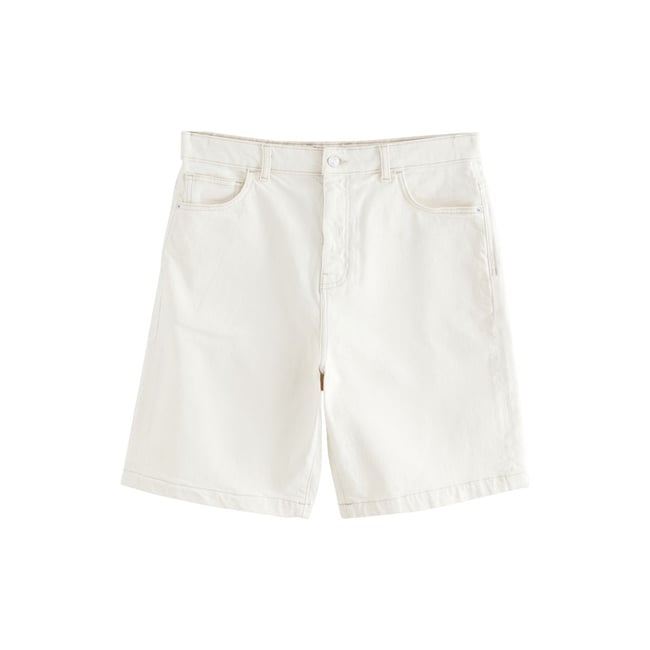 Short en jean style jupe-culotte écru <span itemprop=