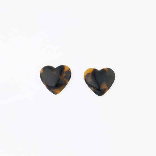 Boucles d'oreilles cœurs en résine écaille marron <span itemprop=