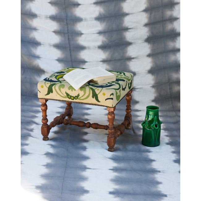 Repose-pied ancien brodé Jean-Philippe N°99 - Bon état Couleur bois foncé <span itemprop=