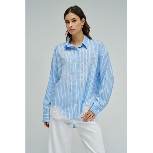 CHEMISE À RAYURES AVEC DE LA DENTELLE blanc <span itemprop=