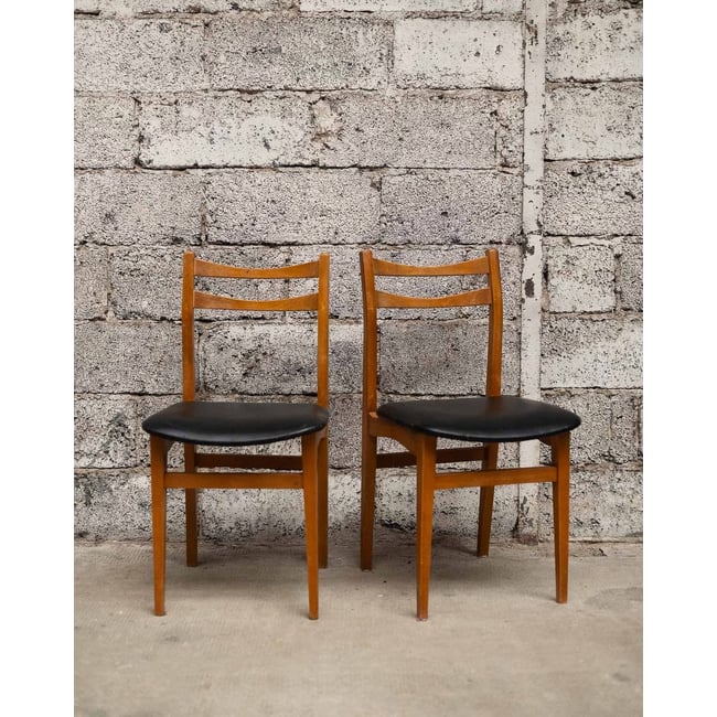 Paire de chaises en skaï Alma N°1722 - Bon état Couleur marron <span itemprop=