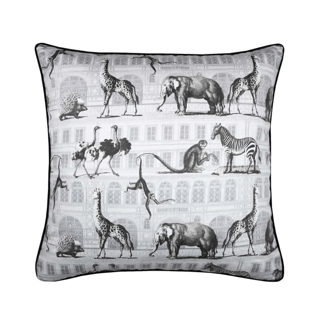 Coussin passepoilé au style décalé gris clair <span itemprop=