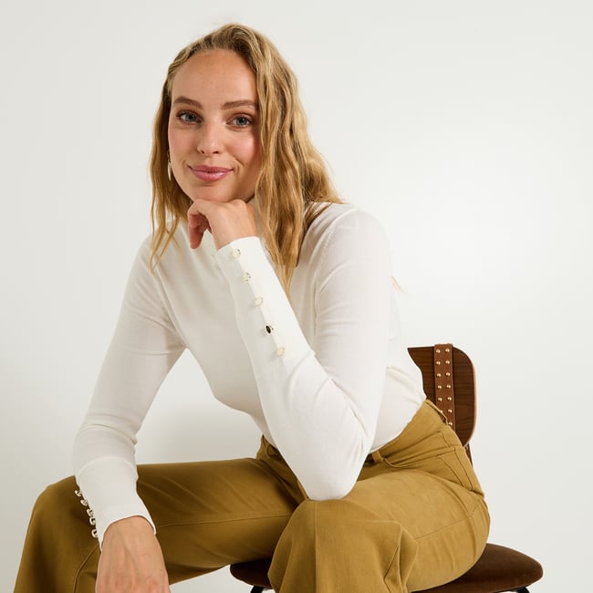 Pull col roulé blanc cassé <span itemprop=