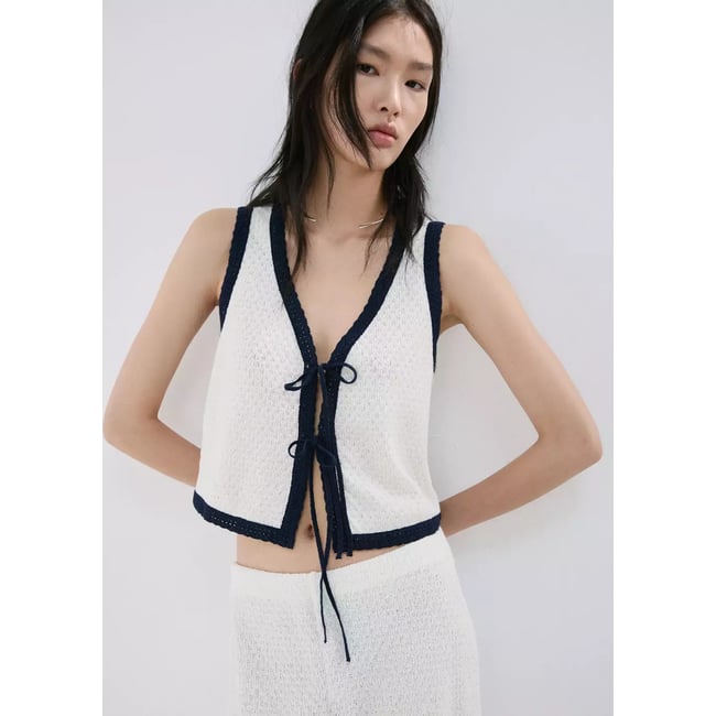 Top style gilet avec nœuds écru <span itemprop=