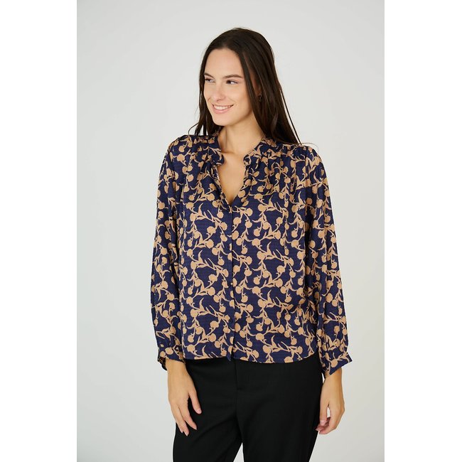 Blusa com decote em V estampado fundo marinho <span itemprop=