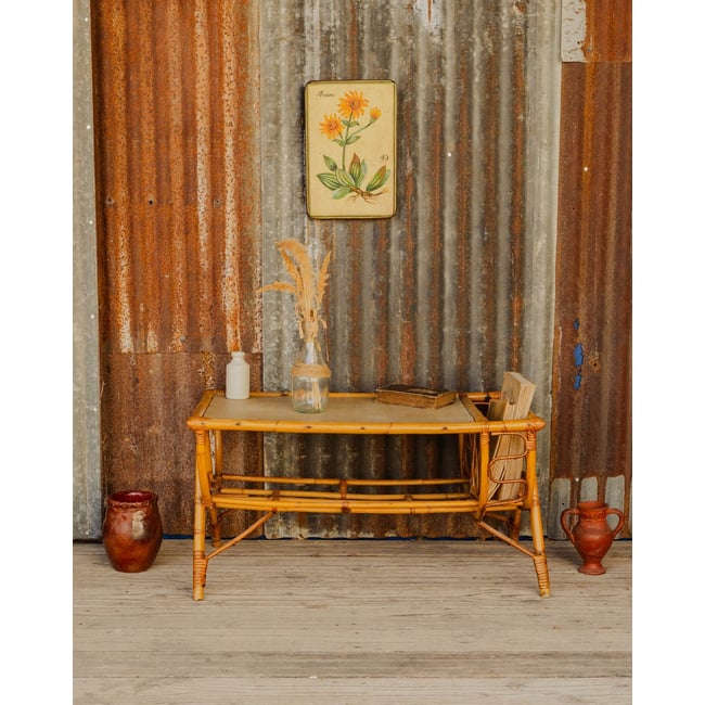 Table basse avec porte-revues en rotin Léonie N°1605 - Bon état Couleur bois clair <span itemprop=