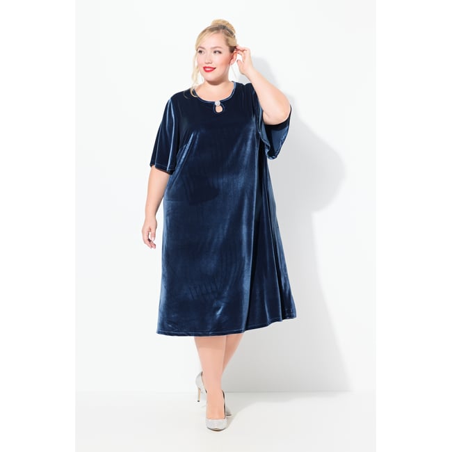 Robe en velours à manches courtes. Décolleté marine <span itemprop=