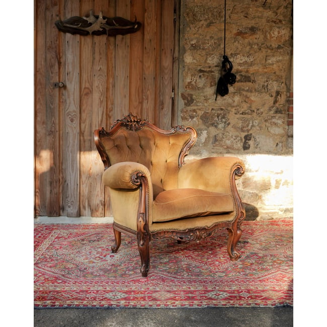Fauteuil rococo au dossier capitonné Ernest N°1615 - Bon état Couleur ocre <span itemprop=