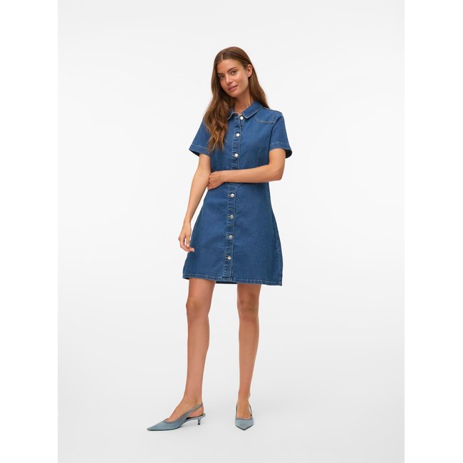 Robe En Denim VMAMANDA Robe courte medium blue denim <span itemprop=