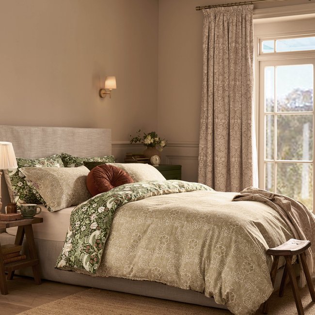 Parure de lit, housse de couette fleurie + 2 taies pour lit en 140 Oiseaux et fraisiers vert, ocre, orangé <span itemprop=