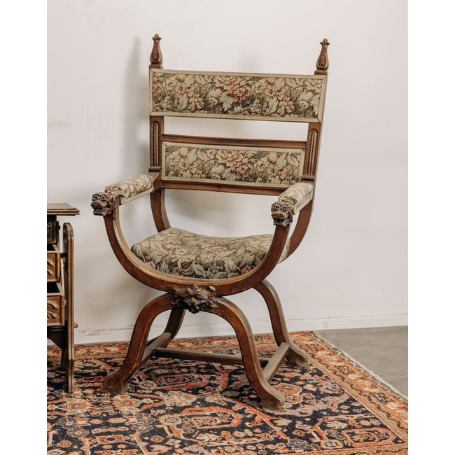Grand fauteuil en bois sculpté et tapisserie florale Ernest N°1608 - Bon état Couleur bois foncé <span itemprop=