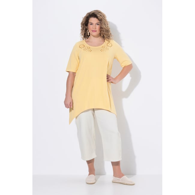 T-shirt avec broderies ajourées. Col rond jaune tendre <span itemprop=