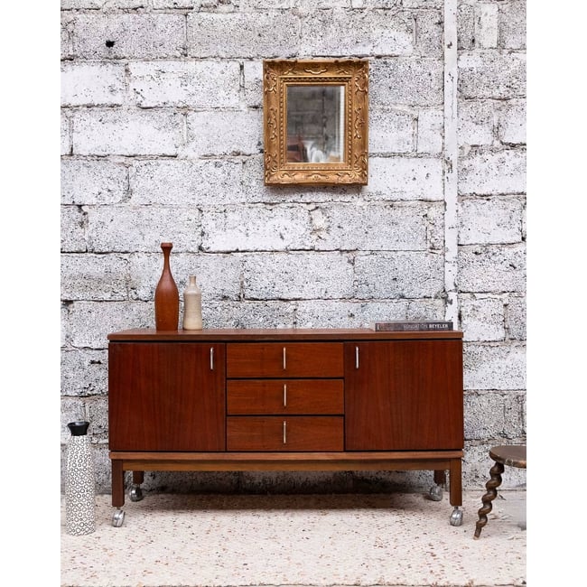 Enfilade sur roulettes Margaret N°721 - Bon état Couleur bois foncé <span itemprop=