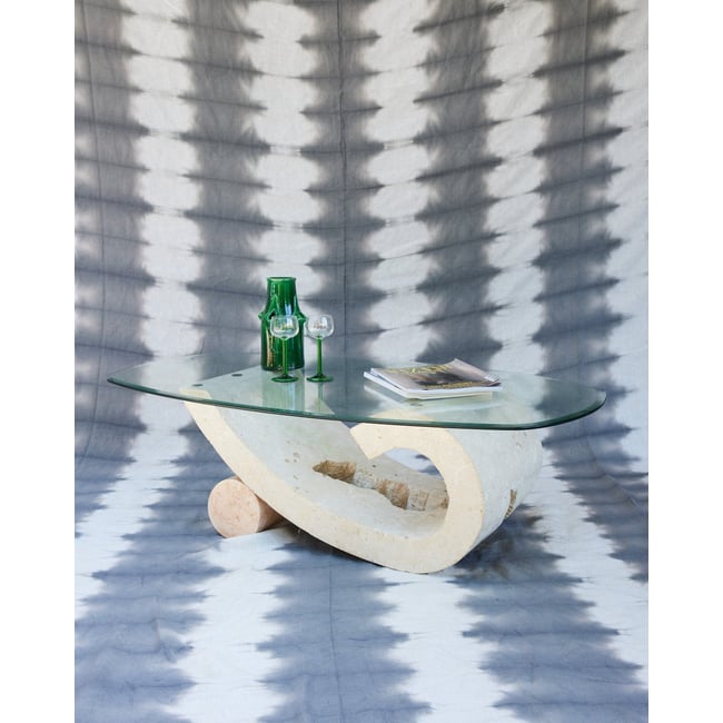 Table basse en travertin et verre Marie-Pierre N°84 - Bon état Couleur beige <span itemprop=