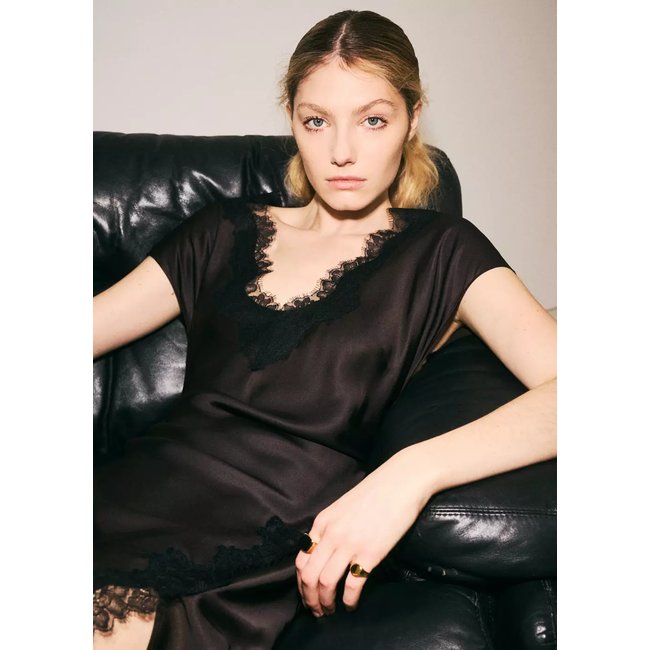 Robe satinée en dentelle marron <span itemprop=