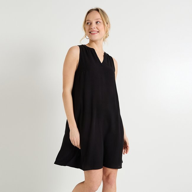Robe courte en crépon noir <span itemprop=