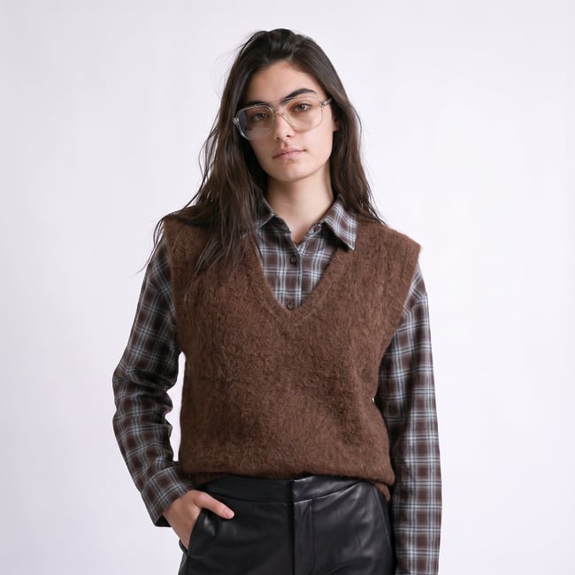 Pull sans manches col en V maille duveteuse MARIA brown <span itemprop=
