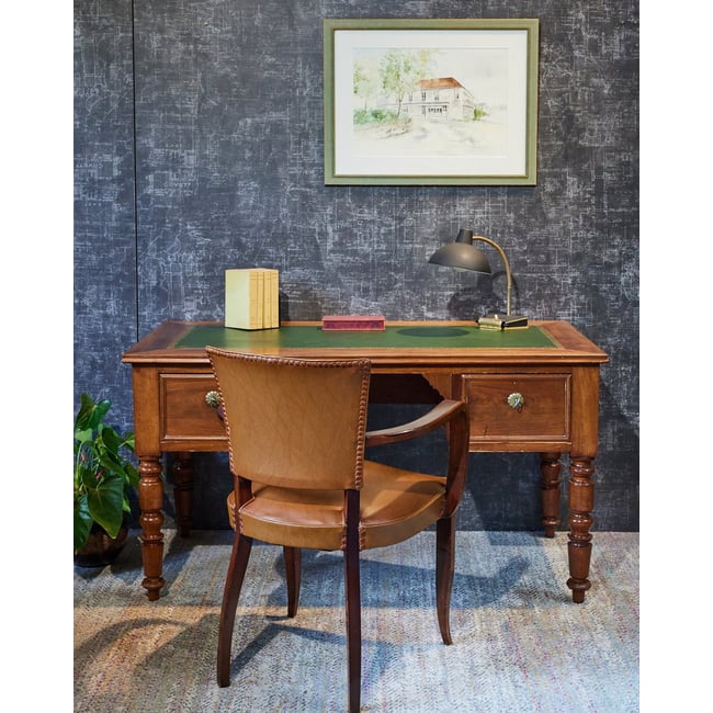 Grand bureau en bois Edouard N°719 - Bon état Couleur bois foncé <span itemprop=